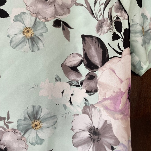 BRAND NEW FLORAL TOP - Picture 2 of 4